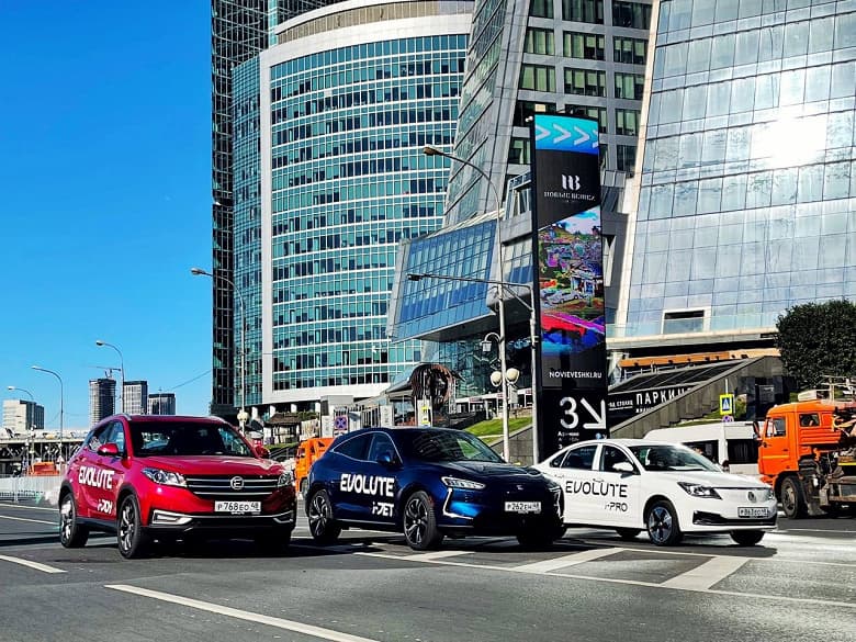 Российский бренд Evolute показал три электромобиля, которые можно будет купить в ближайшее время. Это седан i-PRO, кроссовер i-JOY и кросс-купе i-JET Российский бренд Evolute показал три электромобиля, которые можно будет купить в ближайшее время. Это седан i-PRO, кроссовер i-JOY и кросс-купе i-JET