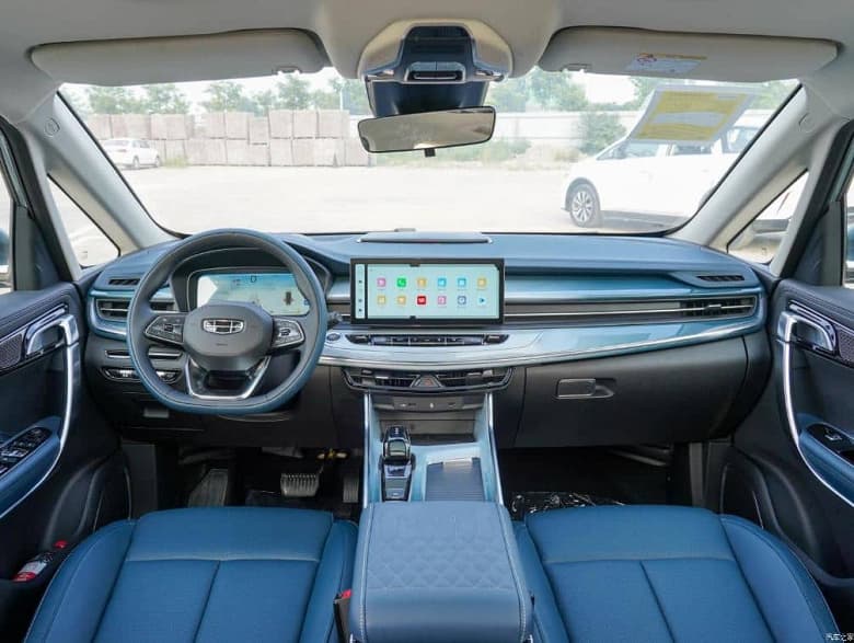 Современный 7-местный минивэн с богатым оснащением за 17 300 долларов. Geely Jiaji L поступил в продажу в Китае