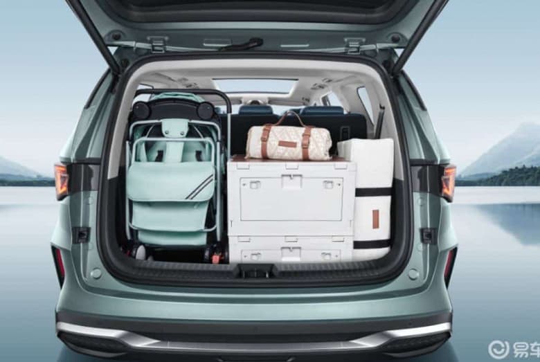 Современный 7-местный минивэн с богатым оснащением за 17 300 долларов. Geely Jiaji L поступил в продажу в Китае