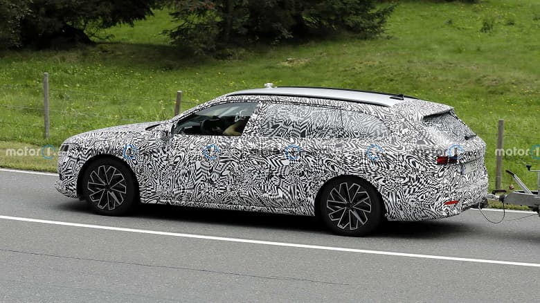 Новая Skoda Superb получит гигантский планшет в салоне. Появились первые фотографии