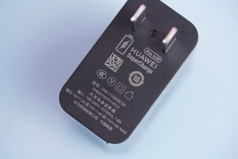 Сразу два зарядных устройства и два кабеля: комплект поставки Huawei Mate 50 RS Porsche Design показали вживую