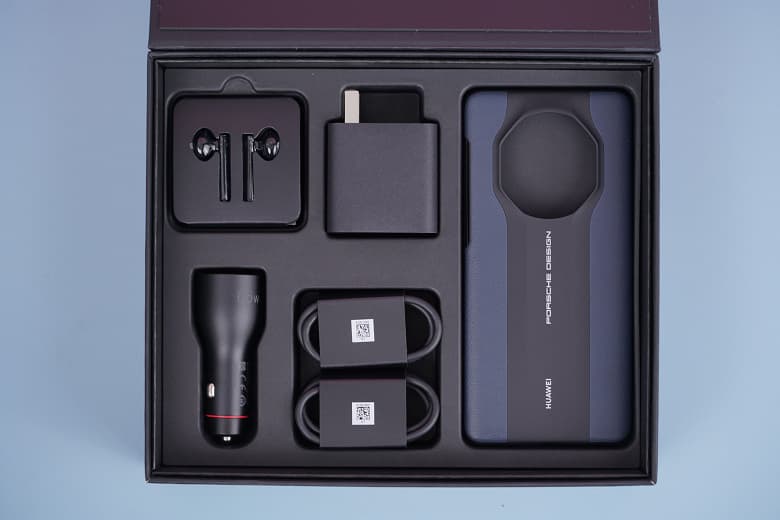 Сразу два зарядных устройства и два кабеля: комплект поставки Huawei Mate 50 RS Porsche Design показали вживую Сразу два зарядных устройства и два кабеля: комплект поставки Huawei Mate 50 RS Porsche Design показали вживую