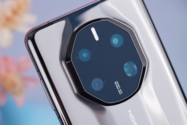 Сразу два зарядных устройства и два кабеля: комплект поставки Huawei Mate 50 RS Porsche Design показали вживую