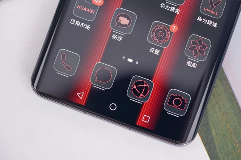 Сразу два зарядных устройства и два кабеля: комплект поставки Huawei Mate 50 RS Porsche Design показали вживую