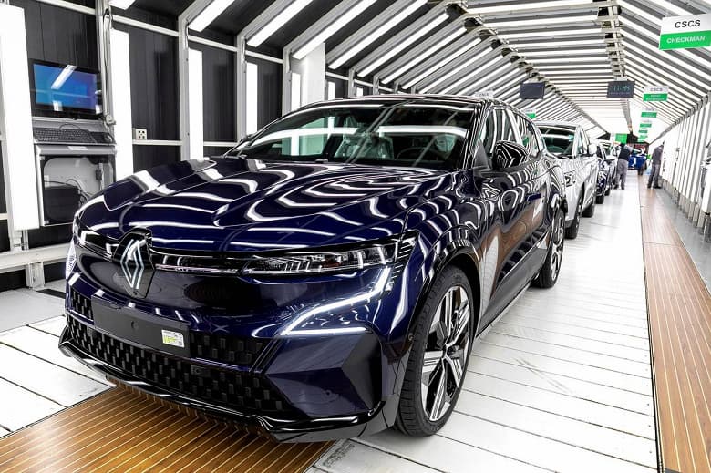 Европейские автогиганты Renault и Stellantis остановия производство из-за нехватки микросхем