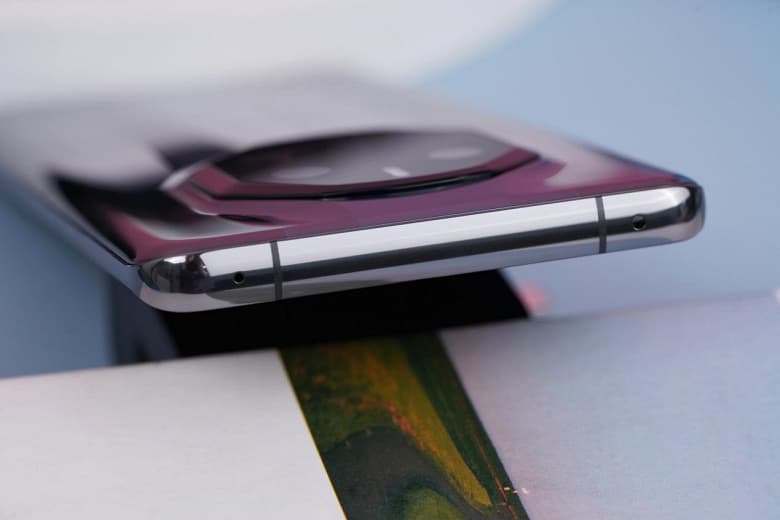 Сразу два зарядных устройства и два кабеля: комплект поставки Huawei Mate 50 RS Porsche Design показали вживую