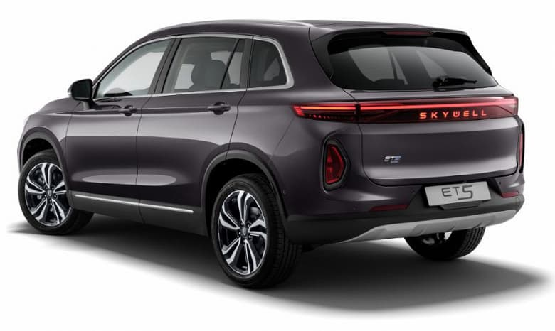 В России появилась новая автомобильная марка – Skywell. Электрический кроссовер ET5 с запасом хода 500 км и мощностью 204 л.с. можно будет купить уже через месяц