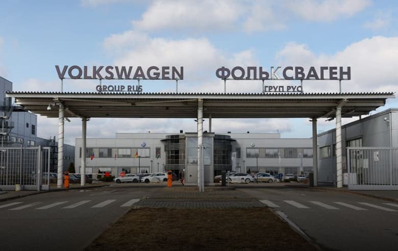 Volkswagen может продать свой российский бизнес Steyr Automotive. При этом немецкая компания возобновит производство автомобилей в России, но под другим брендом