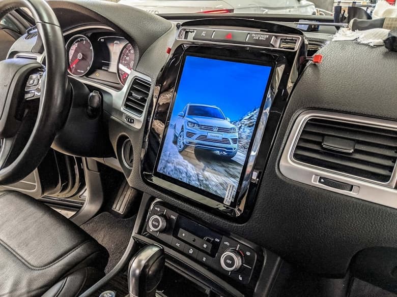 Эта Lada Vesta NG пока не поступила в продажу. Топовую версию с вертикальным дисплеем показали вживую