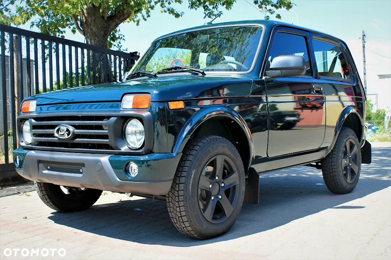 Многоие сотни автомобилей скопились на заводе: у АвтоВАЗа закончили ремни безопасности для Lada Niva Legend 3D