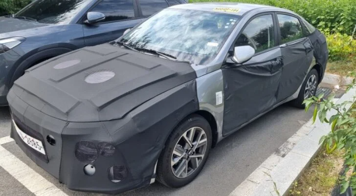 Это Hyundai Solaris нового поколения. Появились фотографии бюджетного седана