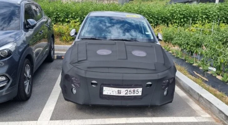 Это Hyundai Solaris нового поколения. Появились фотографии бюджетного седана