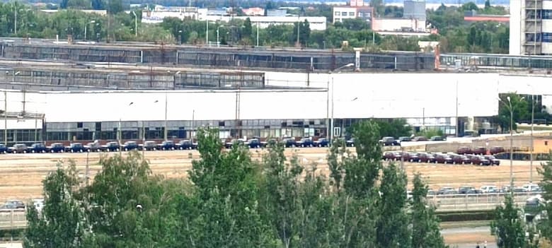 Многоие сотни автомобилей скопились на заводе: у АвтоВАЗа закончили ремни безопасности для Lada Niva Legend 3D