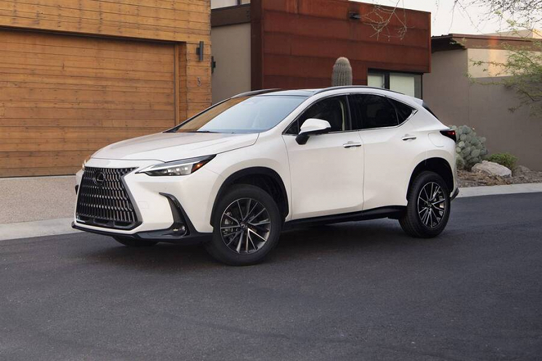 В России отозвали Lexus NX из-за проблем с ПО