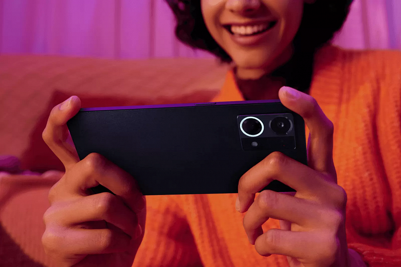 «Кожаный» смартфон Oppo Reno7 с «микроскопом» прибыл в Россию