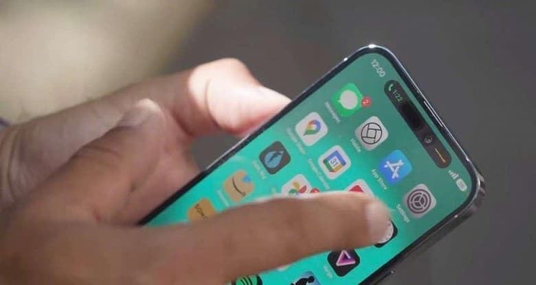 Так выглядит Dynamic Island в iPhone 14 Pro при ярком свете. Из-за нового выреза фронтальная камера постоянно оказывается в грязном состоянии