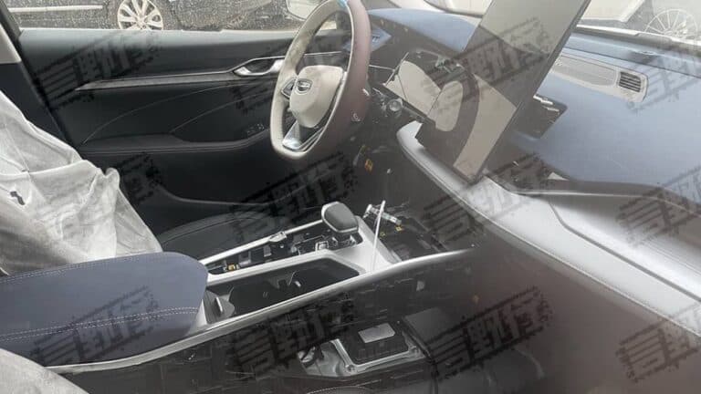 Первый Geely с Harmony OS и гигантским поворотным экраном: живые фото нового Geely Preface