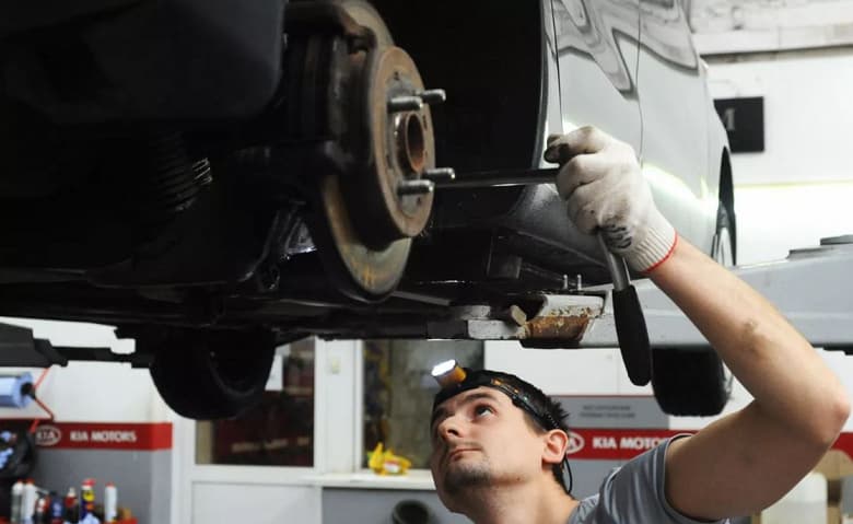 Сильно не хватает лобовых cтекол, кузовных деталей, двигателей, масляных и топливных фильтров. В России серьезный дефицит автозапчастей, параллельный импорт помогает слабо