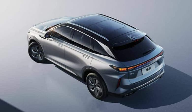 Два 12-дюймовых экрана, полный привод, 261 л.с. и панорамная крыша в базе. Опубликованы официальные изображения кроссовера Exeed AtlantiX, который должен добраться и до России