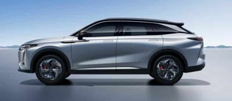 Два 12-дюймовых экрана, полный привод, 261 л.с. и панорамная крыша в базе. Опубликованы официальные изображения кроссовера Exeed AtlantiX, который должен добраться и до России