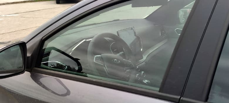 Lada Vesta NG в новом цвете с большим экраном показали вживую