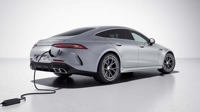671 л.с., 280 км/ч, разгон до 100 км/ч за 3,3 и всего 11 км пробега на электрической тяге — это Mercedes-Benz С 63 S E Perfomance
