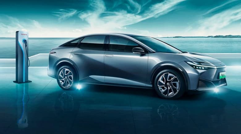 Снаружи – чуть крупнее Corolla, внутри – просторнее Camry. Toyota представила электрический седан bZ3