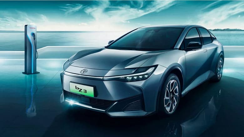 Снаружи – чуть крупнее Corolla, внутри – просторнее Camry. Toyota представила электрический седан bZ3