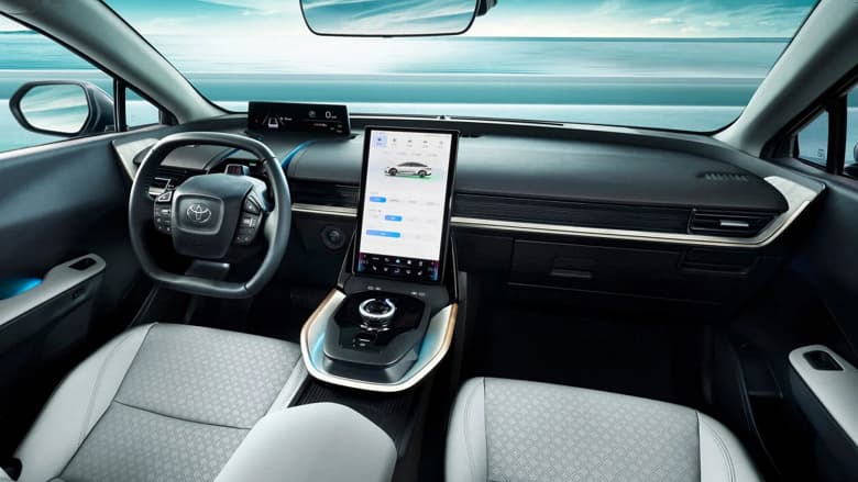 Снаружи – чуть крупнее Corolla, внутри – просторнее Camry. Toyota представила электрический седан bZ3