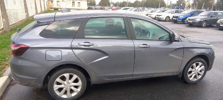 Lada Vesta NG в новом цвете с большим экраном показали вживую