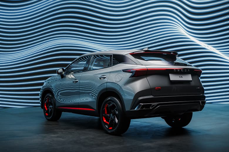 Футуристичный фастбэк Omoda С5 представлен в России. Названы цены