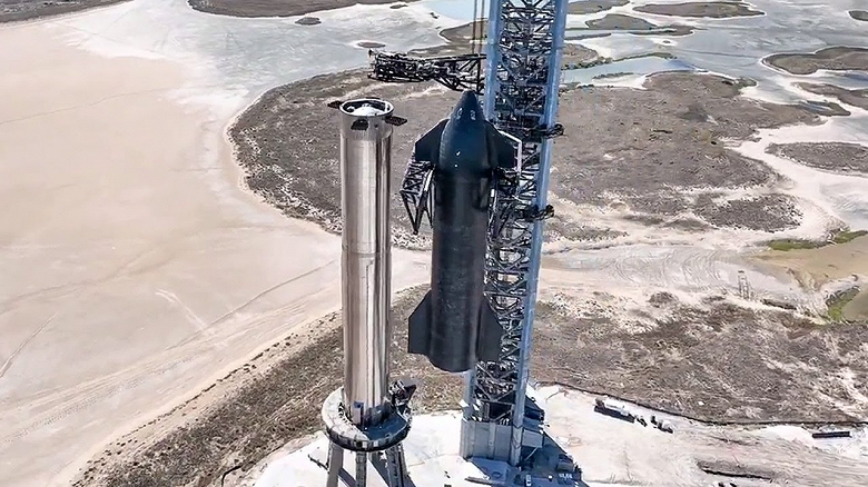 Илон Маск показал гигантскую «Мехазиллу» в работе: башня устанавливает космический корабль Starship на Super Heavy