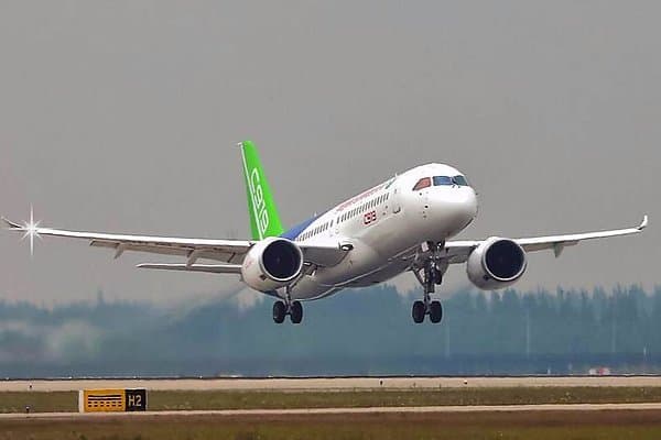 Первый узкофюзеляжный реактивный самолет C919 будет запущен в коммерческую эксплуатацию в декабре. Разработка аналога Boeing 737 и Airbus A320 началась в 2008 году