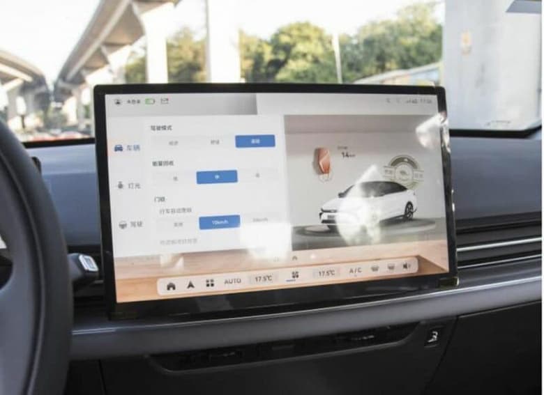 Один из самых доступных полноразмерных электрических седанов, да ещё и с операционной системой Huawei HarmonyOS. За Geely Geometry G6 в Китае просят от 21 200 долларов