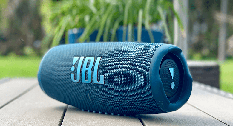 Во Франции научились угонять машины с помощью портативной колонки JBL