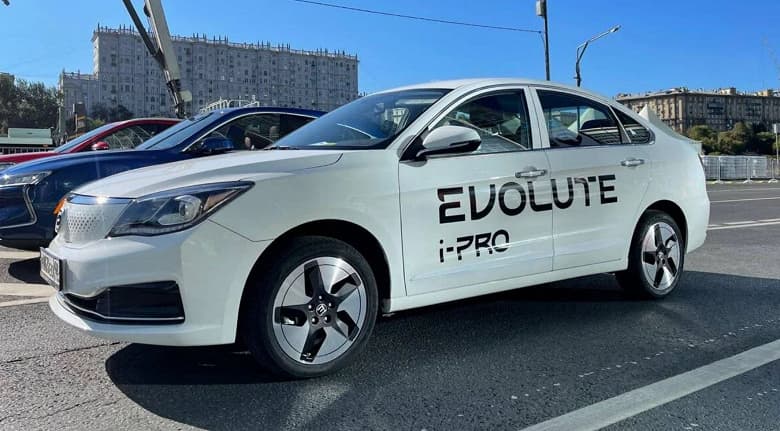 Стартовали продажи первого российского электромобиля Evolute. За седан i-Pro просят 2,99 миллиона рублей, но две следующие модели будут еще дороже