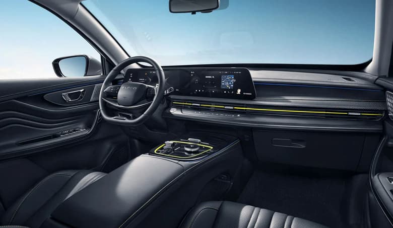 249 л.с., совершенно новый салон и семиступенчатый «робот» Getrag. Представлен обновленный кроссовер Exeed LX