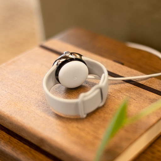 Google всех обманула: умные часы Pixel Watch могут заряжаться без проводов, хотя и не должны