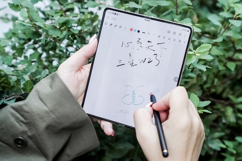 Представлен топовый флагман Samsung W23: в нём используются новые шарнир и защитное стекло