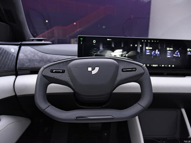 «Китайская Google» представил спецверсию своего электрокроссовера. Robo-01 Lunar Edition построен на платформе Geely, разгоняется до 100 км/ч за 3,9 с и оснащен странно установленными экранами