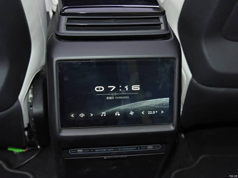 «Китайская Google» представил спецверсию своего электрокроссовера. Robo-01 Lunar Edition построен на платформе Geely, разгоняется до 100 км/ч за 3,9 с и оснащен странно установленными экранами