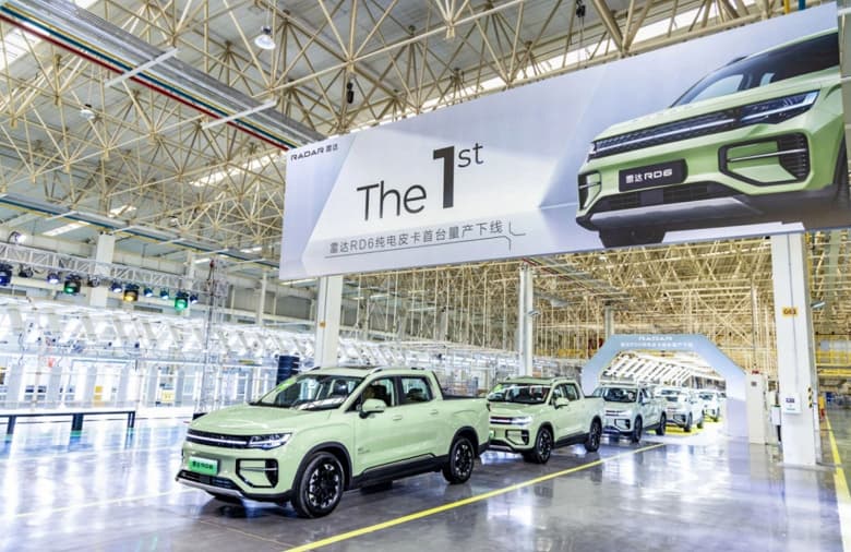 272 л.с., до 610 км на одной зарядке, разгон до 100 км/ч за 6 с, пара экранов в салоне и большая панорамная крыша. В Китае стартовало производство нового электромобиля Geely