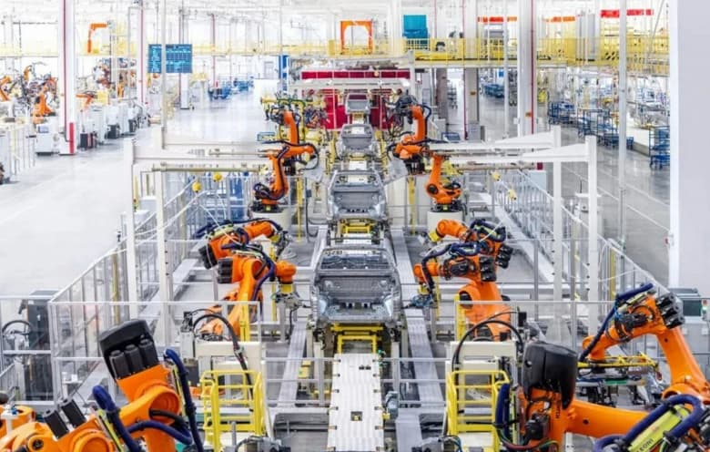 272 л.с., до 610 км на одной зарядке, разгон до 100 км/ч за 6 с, пара экранов в салоне и большая панорамная крыша. В Китае стартовало производство нового электромобиля Geely