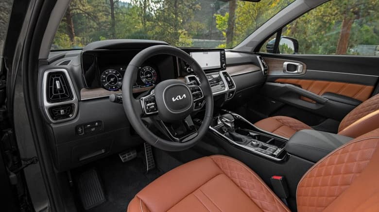 Kia представила обновленный Sorento и объявила стоимость кроссовера Niro EV