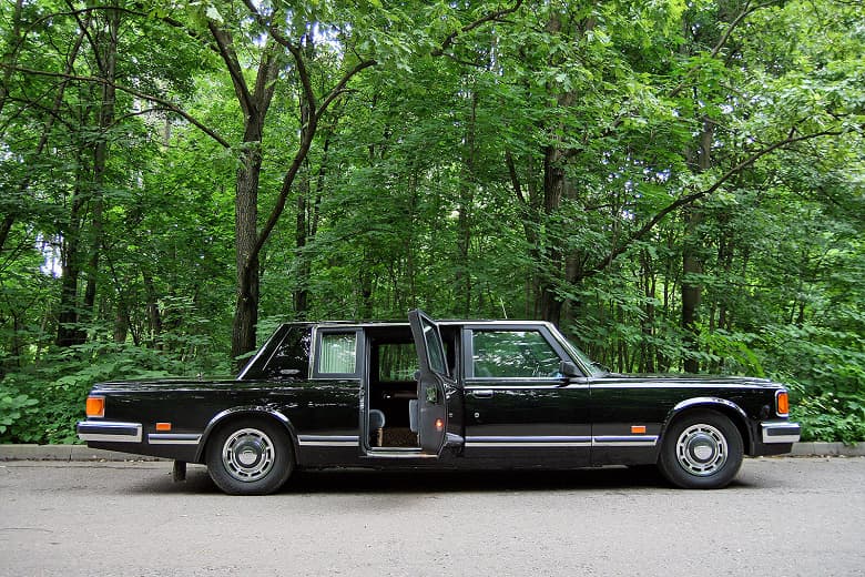 За последний новый ЗИЛ-41052 просят 18 миллионов рублей. На таком ездили Горбачев и Ельцин