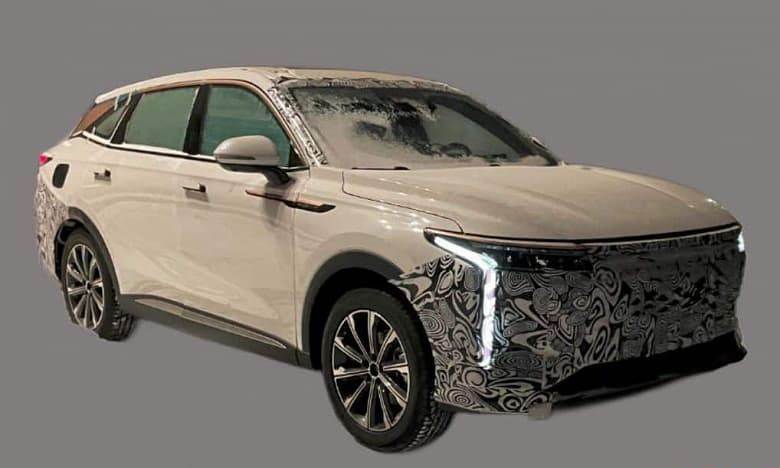 Топовый кроссовер Exeed AtlantiX с бензиновым двигателем начнут продавать в РФ в текущем году, а в Китае уже тестируют более экономичную гибридную версию