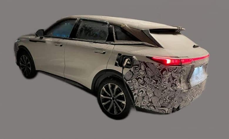 Топовый кроссовер Exeed AtlantiX с бензиновым двигателем начнут продавать в РФ в текущем году, а в Китае уже тестируют более экономичную гибридную версию