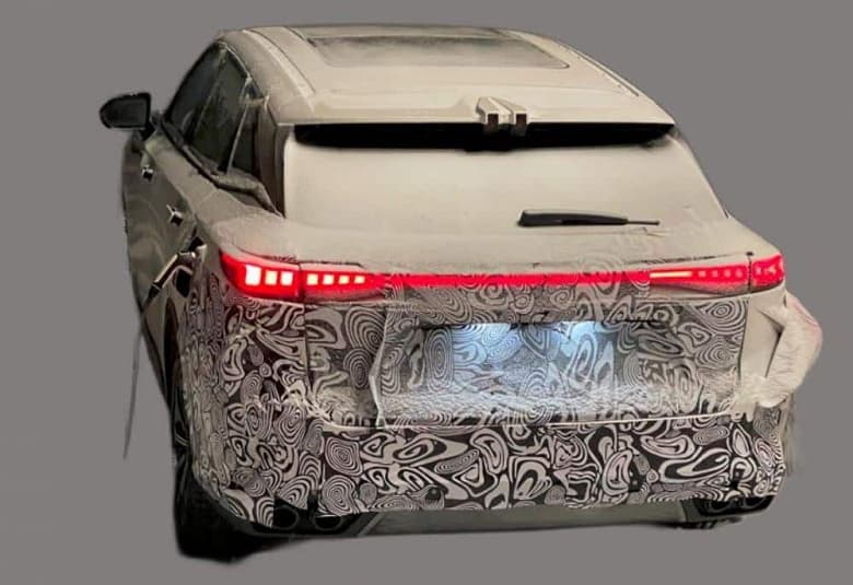 Топовый кроссовер Exeed AtlantiX с бензиновым двигателем начнут продавать в РФ в текущем году, а в Китае уже тестируют более экономичную гибридную версию