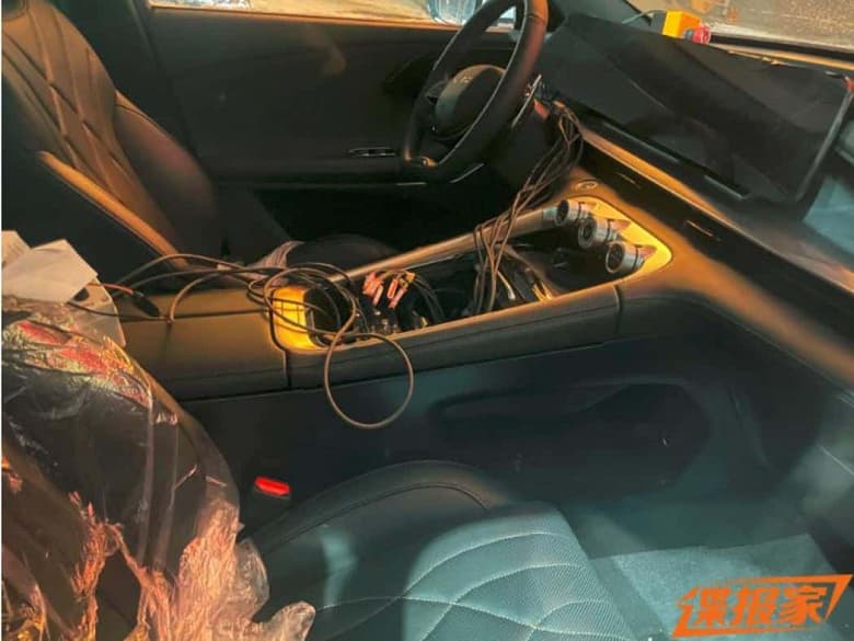 Топовый кроссовер Exeed AtlantiX с бензиновым двигателем начнут продавать в РФ в текущем году, а в Китае уже тестируют более экономичную гибридную версию