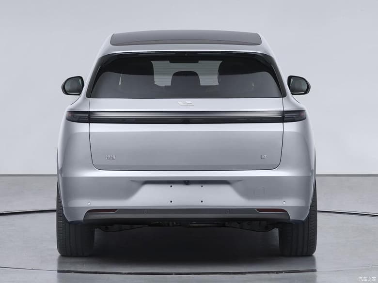 449 л.с., 1100 км на баке бензина, 4 экрана, 21 динамик. Анонсирован Li Auto L7 – «младший брат» лучшего китайского авто 2022 года